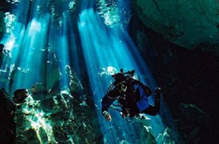 buzos en cenotes